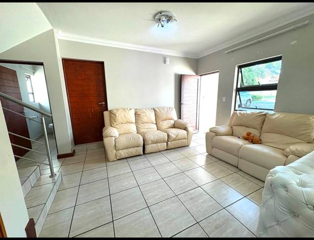 3 BEDROOM HOUSE FOR SALE IN MIDSTREAM HILL